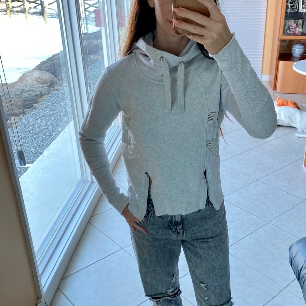 Alo Yoga sweatshirt